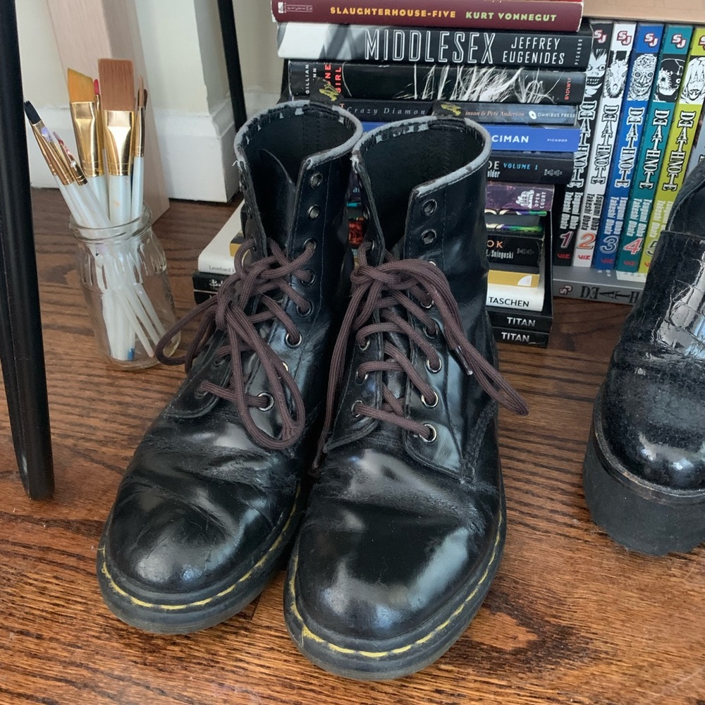 used Classic Doc Martens With Brown Laces 7.5